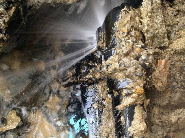 Profissional realizando Caça Vazamento em Brasília - DF